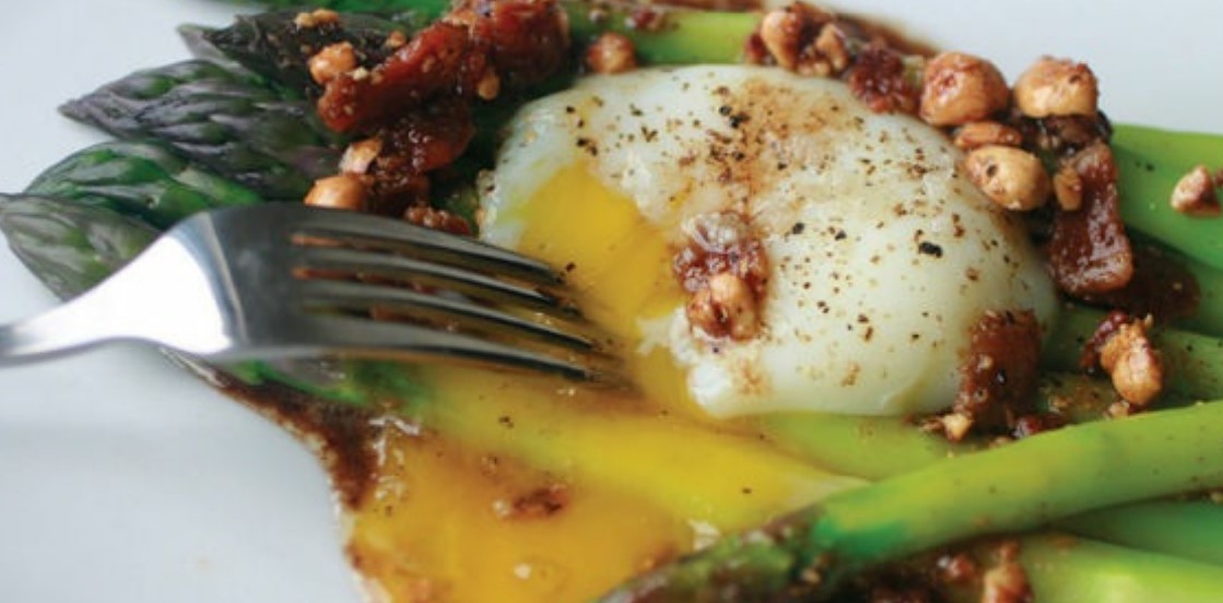 MicroSteamed Asparagus With Poached Egg And Walnut Vinaigrette Cook
